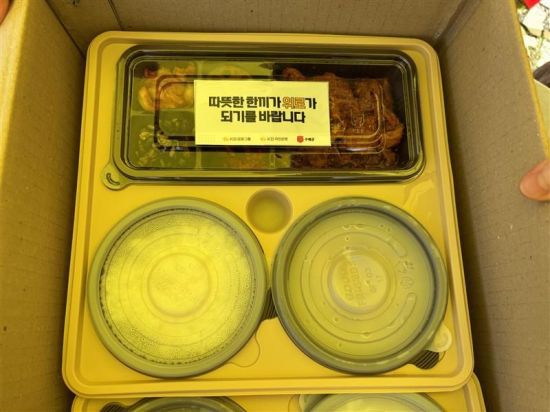 수재민과 복구인력에 제공하는 도시락. 구세군