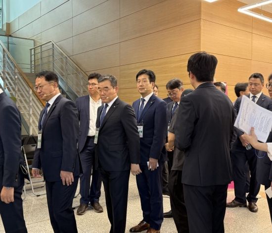 김보현 대우건설 사장(왼쪽 앞줄 두번째)과 임원들이 20일 서울 강남구 세텍 컨벤션센터에서 열린 '개포우성7차 시공자 선정 1차 합동홍보설명회'에 입장하고 있다.