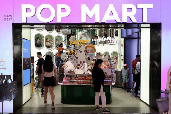중국 상하이에 있는 팝마트 플래그십 스토어를 방문한 사람들. 로이터연합뉴스.