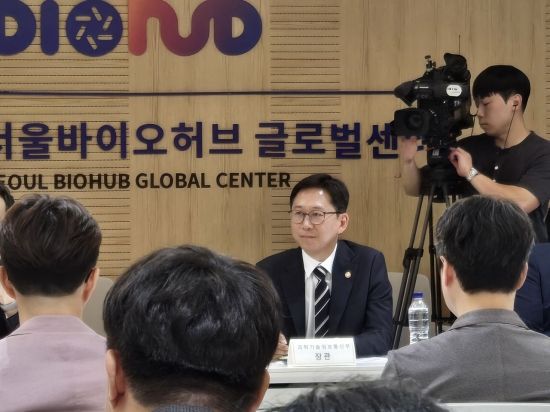 배경훈 과학기술정보통신부 장관이 21일 첫 현장 행보로 서울 동대문구 서울바이오허브를 찾아 AI 바이오 전문가들과 해당 분야 육성 방안을 논의하고 있다. 노경조 기자