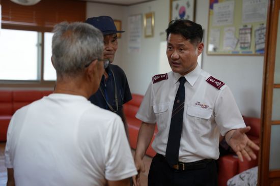 충남 수해현장을 찾은 구세군 한세종 서기장관. 구세군