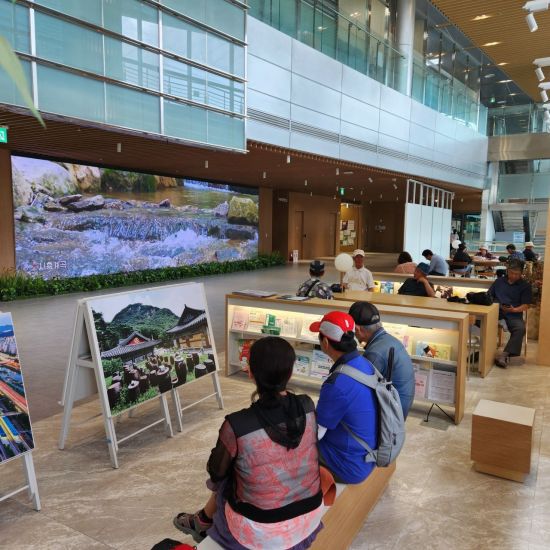 무더위쉼터로 운영중인 금천구청사 로비 갤리리홀. 금천구 제공.