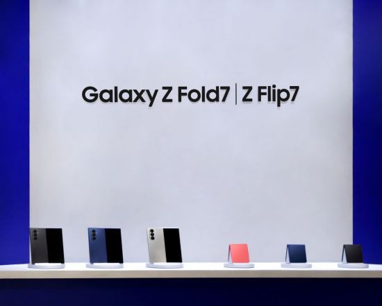 12일 더현대 서울에 오픈한 '갤럭시 스튜디오' 에 전시된 갤럭시 Z 폴드7·플립7. 삼성전자 제공