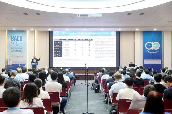 주통(Zhu Tong) 베이징대학교 환경과학공학대학 교수가 22일 부산 벡스코에서 '2025 국제 측지학 및 지구물리학 연합(IUGG) 산하 기상·해양·빙권 국제학술대회(BACO-25)' 기조 강연을 하고 있다. BACO-25 조직위원회 제공