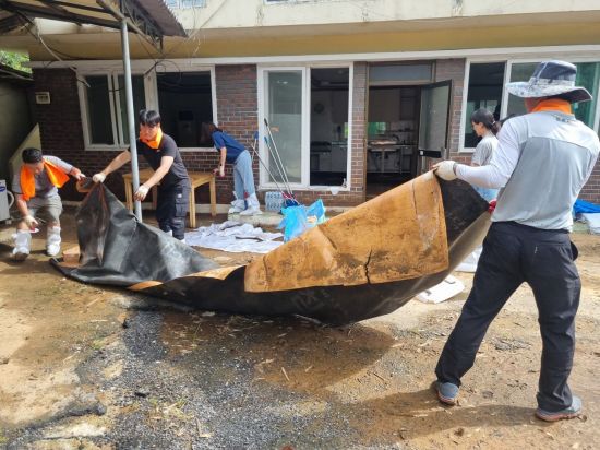 광주시 서구가 서구아너스, 천원국시, 이웃돌봄단 등 '착한도시 브랜드'를 통해 피해 주민 지원에 나섰다. 광주 서구 제공