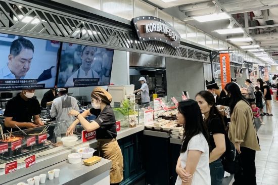 베트남 롯데마트 하노이센터점 '요리하다 키친' 코너에서 현지 고객들이 상품을 둘러보고 있다. 롯데마트 제공