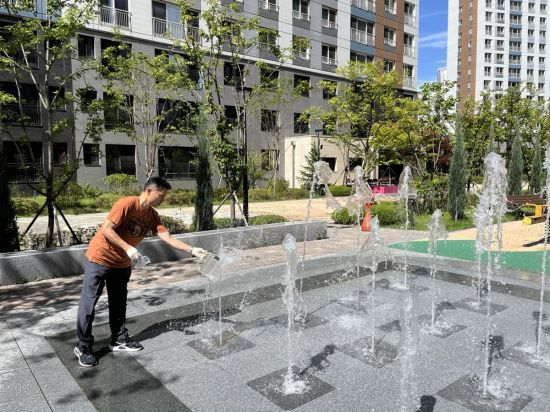 시흥시 관계자가 장곡동의 한 아파트 단지 물놀이시설에서 수질 검사를 하고 있다. 시흥시 제공