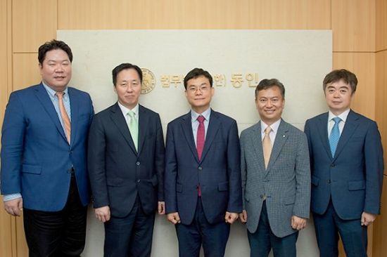 법무법인 동인의 '기업법센터' 구성원.(왼쪽부터 서덕우 미국변호사, 김병주 변호사, 손성락 변호사, 진욱재 변호사, 류정원 변호사)./제공=법무법인 동인.