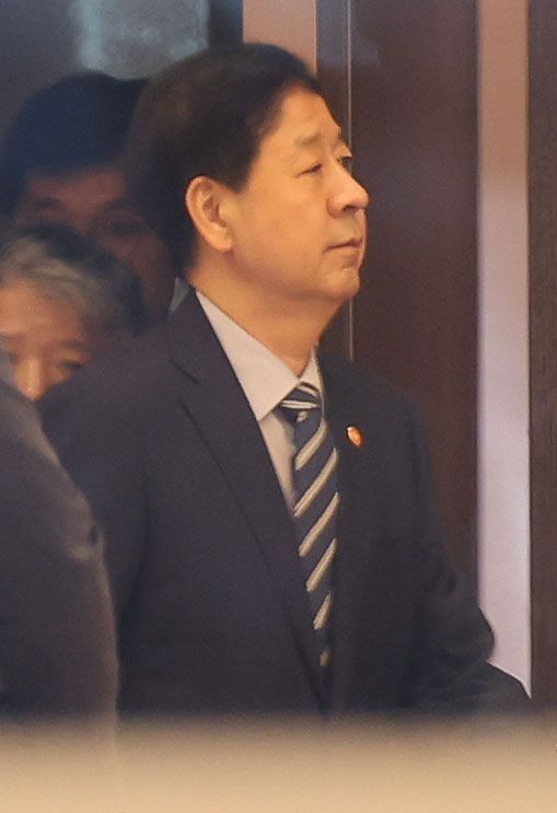 미국 측의 요청으로 한미 2+2 통상 협의가 돌연 연기된 24일 인천국제공항 제2여객터미널에서 구윤철 경제부총리 겸 기획재정부 장관이 출국을 취소하고 공항을 나서고 있다. 2025.7.24. 강진형 기자