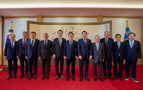 이재명 대통령이 지난달 13일 서울 용산 대통령실 청사에서 6경제단체·기업인 간담회 참석자와 기념촬영을 하고 있다. 왼쪽부터 최진식 한국중견기업연합회 회장, 구광모 LG그룹 회장, 신동빈 롯데그룹 회장, 정의선 현대차그룹 회장, 이재용 삼성전자 회장, 이 대통령, 최태원 SK그룹 회장 겸 대한상공회의소 회장, 손경식 한국경영자총협회장, 류진 한국경제인협회장, 윤진식 한국무역협회장, 김기문 중소기업중앙회장. 대통령실