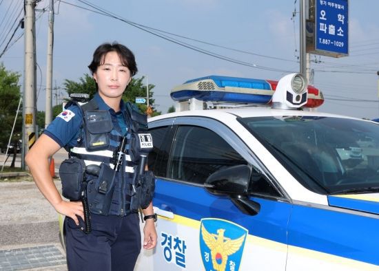 경찰 복제는 그동안 10년 단위로 바뀌어왔다. 현재 청록색 일반 상의 근무복도 2015년부터 적용된 디자인이다. 사진은 여주경찰서 오학파출소에서 근무중인 전민선 순경. 윤동주 기자