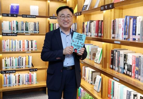 이광희 더불어민주당 의원이 9일 국회 의원회관에서 아시아경제와 인터뷰에 앞서 포즈를 취하고 있다. 2025.7.9 김현민 기자