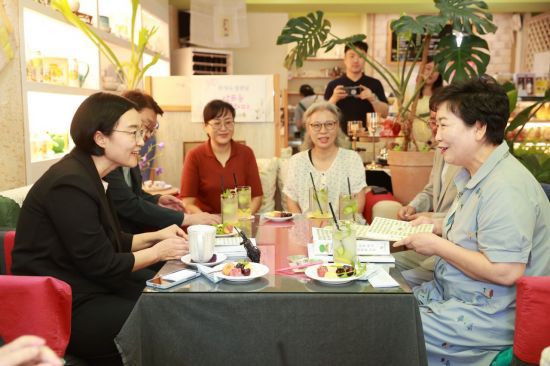 한성숙 중소벤처기업부 장관이 24일 대전 유성구 골목형상점가를 방문해 상인들과 대화하고 있다. 중소벤처기업부