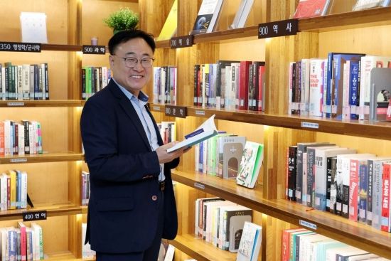 이광희 더불어민주당 의원이 9일 국회 의원회관에서 아시아경제와 인터뷰에 앞서 포즈를 취하고 있다. 2025.7.9 김현민 기자