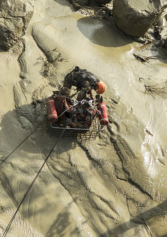 8일(현지시간) 네팔 군인들이 라수와가디 지역에서 홍수로 물에 빠진 이재민을 구조하고 있다. EPA연합뉴스