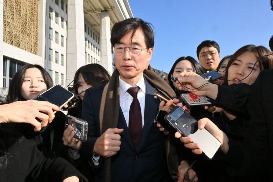 조경태 의원이 지난해 12월 7일 비공개 의원총회에서 나오면서 취재진의 질문을 받고 있다. 그는 여당 의원 중 처음으로 윤석열 대통령 탄핵에 찬성하는 입장을 밝혔다. 김현민 기자