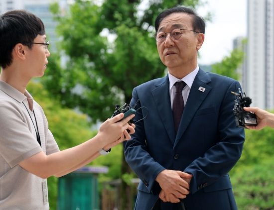 김윤덕 국토교통부 장관 후보자가 15일 인사청문회 준비를 위해 정부과천청사로 출근하고 있다. 2025.07.15 윤동주 기자