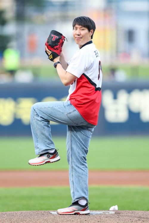 24일 광주 기아챔피언스필드에서 열린 KIA타이거즈와 LG트윈스 경기의 시구자로 나선 조광훈 교촌치킨 운남1호점 점주. KIA타이거즈 제공