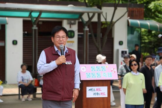박강수 마포구청장이 제5회 상암동 통통통 물통통 마을 축제에 참석하여 인사말을 하고 있다. 마포구 제공.
