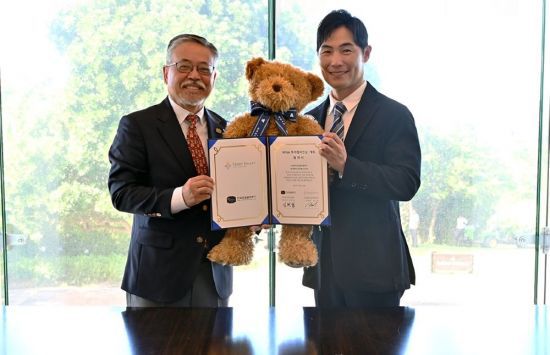 김민 테디벨리 골프앤리조트 부회장(오른쪽)과 김원섭 KPGA 회장이 투어 챔피언십 개최 협약식을 마친 뒤 기념 촬영을 하고 있다. 사진제공=KPGA