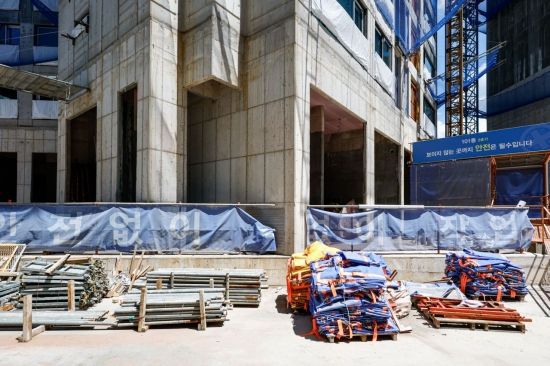 공사가 중단된 대구 북구 아파트 건설현장. 안전조끼와 건설 자재들이 공사장 한쪽에 쌓여있다. 강진형 기자