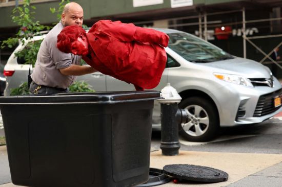 미국 뉴욕 맨해튼 번화가 한복판에 설치한 조각상은 맨홀에서 상반신을 내민 트럼프 대통령의 모습을 담고 있다. AFP·연합뉴스