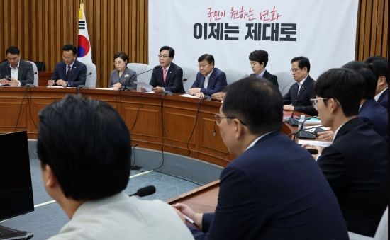 송언석 국민의힘 비대위원장 겸 원내대표가 29일 국회에서 열린 원내대책회의에서 발언하고 있다. 김현민 기자