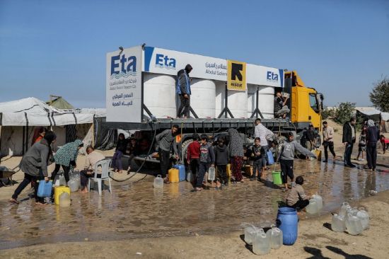 국제구조위원회가 가자지구 칸유니스(Khan Younis)에 위치한 아스다아(Asdaa) 캠프에서 식수 배급 사업을 전개하고 있다. 국제구조위원회