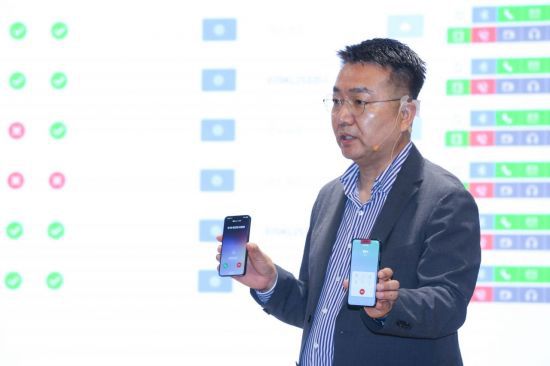 홍관희 LG유플러스 정보보안센터장이 29일 오전 서울 용산구 LG유플러스 사옥에서 열린 기자간담회에서 악성 앱이 설치된 스마트폰을 통해 보이스피싱이 이뤄지는 과정을 시연하고 있다. LG유플러스 제공