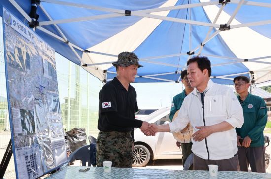 박완수 경남도지사(오른쪽)가 집중호우로 큰 피해가 난 산청군 신안면 야정마을에서 피해 복구 작업을 지원하는 제7공수특전여단 관계자를 만나 감사를 전하고 있다. 경남도 제공