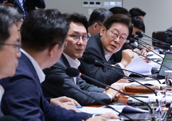 이재명 대통령이 29일 서울 용산 대통령실 청사에서 열린 국무회의에서 윤호중 행정안전부 장관에게 산재 관련 발언을 하고 있다. 연합뉴스