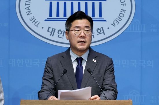 박찬대 더불어민주당 당대표 후보가 지난 25일 국회 소통관에서 윤석열 전 대통령 체포영장 집행 저지에 나섰던 국민의힘 의원 45인에 대한 제명 촉구 결의안 발의 계획을 밝히고 있다. 김현민 기자