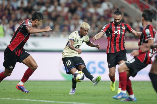 BBQ 창사 30주년 기념으로 서울월드컵경기장에서 열린 FC바르셀로나와 FC서울의 친선경기에서 바르셀로나 공격수 라민 야말이 서울 수비수를 제치고 슈팅을 시도하고 있다. 올리브 크리에이티브 제공