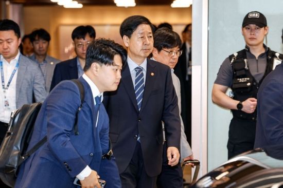 미국 측의 요청으로 한미 2+2 통상 협의가 돌연 연기된 24일 인천국제공항 제2여객터미널에서 구윤철 경제부총리 겸 기획재정부 장관이 출국을 취소하고 공항을 나서고 있다. 2025.7.24. 강진형 기자