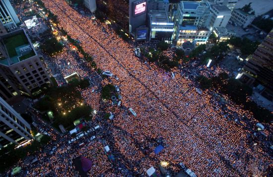 정부 협상단은 우리나라가 농축산물 시장 개방에 민감하다는 점을 알리기 위해 광우병 집회 사진을 미국 측에 제시한 것으로 알려졌다. 지난 2008년 6월 촛불집회 모습. [사진공동취재단] 연합뉴스