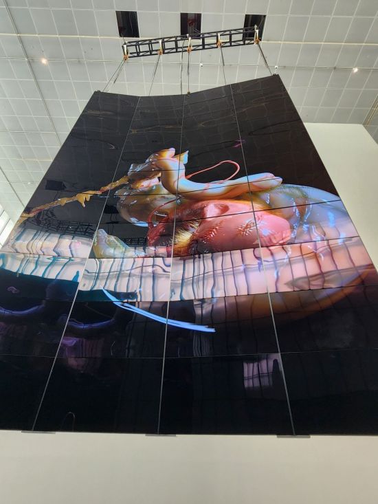 4.7 x 7.7m 크기의 TV 44대로 구성된 미디어 스크린으로 만들어진 추수 작가의 '살의 여덟 정령' 작품. 서믿음 기자