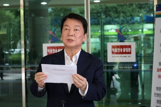 국민의힘 안철수 당대표 후보가 1일 오전 윤석열 전 대통령 구속으로 폭력 사태가 발생했던 서울 마포구 서울서부지방법원을 찾아 폭력 사태 현장을 둘러본 후 발언하고 있다. 안철수 의원실 제공