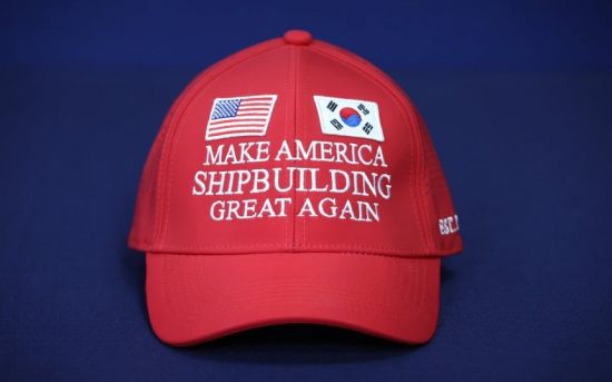 대통령실이 3일 공개한 '마스가'(MASGA·Make American Shipbuilding Great Again) 모자. '마스가'는 이번 한미관세협상 때 조선 분야 협력 내용을 압축적으로 전달하기 위해 산업통상자원부가 만든 슬로건으로 한국협상단은 이 모자와 대형 패널 등을 준비했다. 연합뉴스