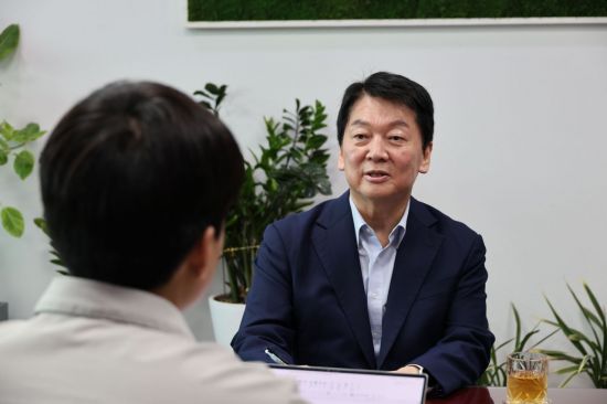 국민의힘 당대표 선거에 출마한 안철수 의원이 지난달 29일 국회의원회관 의원실에서 아시아경제와 인터뷰를 하고 있다. 사진=안철수의원실