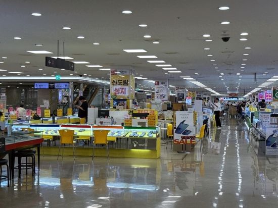 지난달 21일 오후 서울 구로구 신도림 테크노마트 휴대폰 매장의 모습. 이명환 기자