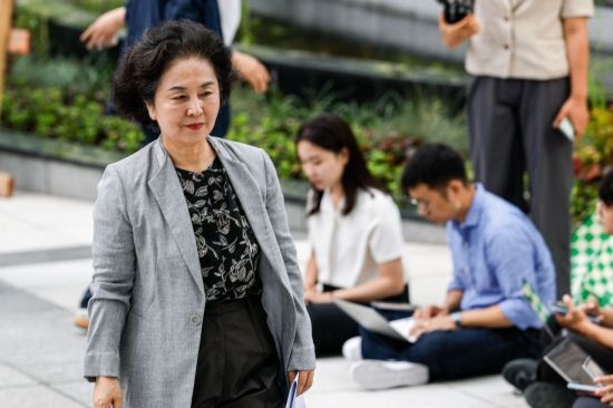 윤석열 전 대통령 부부와 정치브로커 명태균 공천개입에 연루된 의혹을 받고 있는 김영선 전 국민의힘 의원이 조사를 받기 위해 4일 서울 종로구 김건희특검 사무실로 출석하고 있다. 2025.8.4. 강진형 기자
