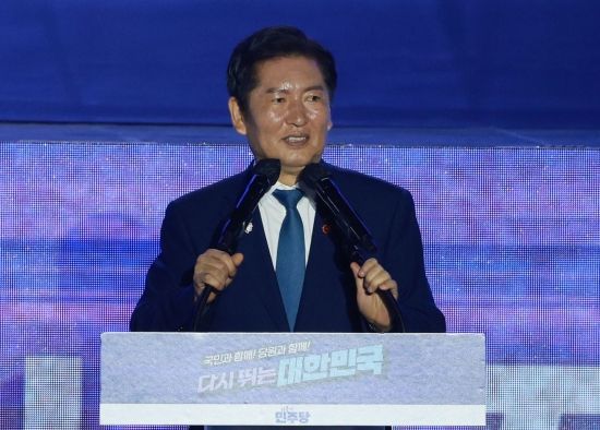 정청래 더불어민주당 신임 당 대표가 2일 경기 고양시 킨텍스에서 열린 전당대회에서 수락 연설을 하고 있다. 김현민 기자