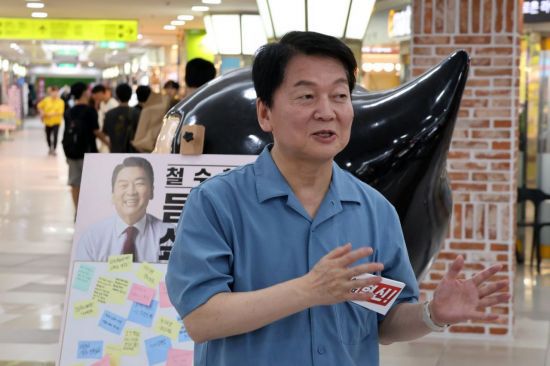 지난 2일 대구를 찾은 안철수 의원은 “당원들의 자존심이 무너지고 있다”라며, 스스로를 “당원의 자존심을 더 이상 쪽팔리게 만들지 않을 유일한 사람”이라고 지지를 호소했다. 안철수 페이스북