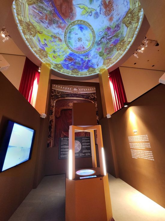 샤갈이 작업한 파리 오페라 극장의 천장화를 미디어 작품으로 구현해 선보였다. 그림을 확대해 자세히 살펴볼 수 있도록 했다. 서믿음 기자