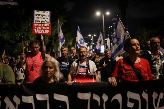 이스라엘 중심도시 텔아비브에서는 수만 명이 집회를 열고 네타냐후 정부에 가자지구에 남아 있는 인질의 석방 확보를 촉구했다. 로이터·연합뉴스