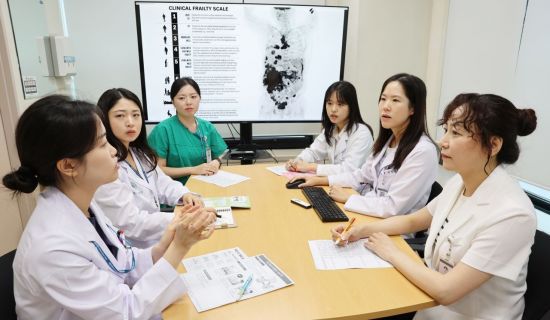 백지연 서울아산병원 노년내과 교수(오른쪽에서 두 번째)와 약사, 영양사, 사회복지사 등 의료진이 다학제 미팅을 통해 중증 노년 환자 맞춤형 진료 계획을 수립하고 있다. 사진제공=서울아산병원