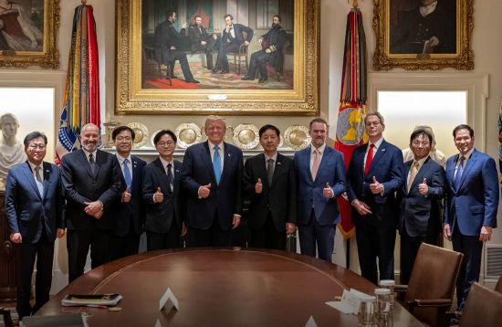 도널드 트럼프 미국 대통령이 지난 30일(현지시간) 워싱턴DC 백악관에서 한국 정부 협상단과 무역 합의를 타결한 이후 양국 대표들과 기념촬영을 하고 있다. 백악관 엑스(X) 계정