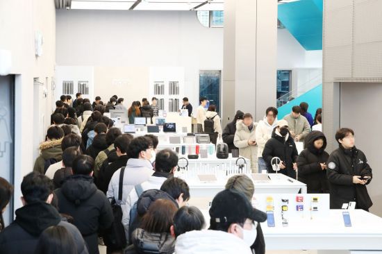 지난 2월4일 삼성 강남에서 갤럭시 S25 시리즈의 사전 개통을 위해 방문한 고객들의 모습. 삼성전자 제공