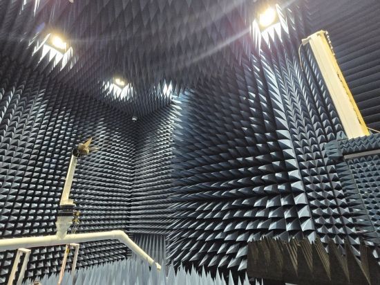 한국전파진흥협회(RAPA) 송도 전파산업클러스터에 마련된 안테나 성능 시험실 모습. 뾰족한 전파 차폐재들이 시험실 내부를 채우고 있다. 노경조 기자