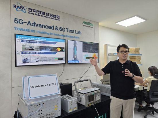 박세호 한국전파진흥협회(RAPA) IoT기술지원센터장이 4일 송도 전파산업클러스터에서 5G 기술 관련 검증 사례를 소개하고 있다. 노경조 기자